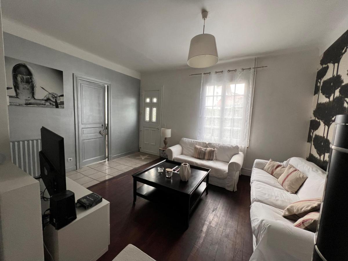 Agreable Maison De Ville Avec Une Belle Terrasse อองเกลต์ ภายนอก รูปภาพ
